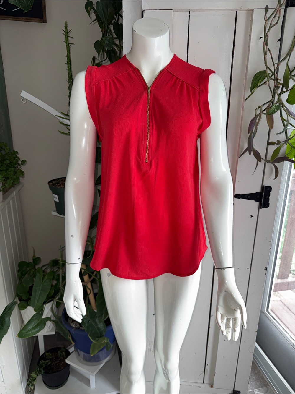 Suzy Shier Sleeveless gold Zip-Front Red Blouse NWOT XS
